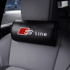 Audi S line nackkudde i svart kolfiber med broderad logotyp – 2-pack bekväma bilkuddar.