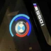 Exklusiva LED-dörrlampor med BMW M:s 50-årsjubileumslogotyp – en hyllning till motorsportens arv.