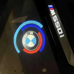 Exklusiva LED-dörrlampor med BMW M:s 50-årsjubileumslogotyp – en hyllning till motorsportens arv.