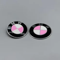 BMW emblem rosa och vit för fram och bak – 82mm och 73mm bildekaler med elegant design.