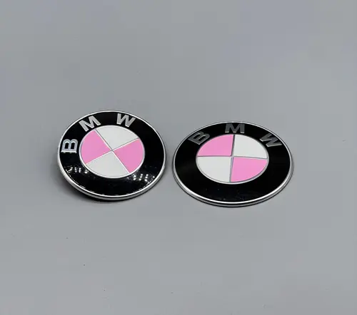 BMW emblem rosa och vit för fram och bak – 82mm och 73mm bildekaler med elegant design.