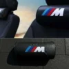BMW nackkudde med M-logga och kolfiberdetaljer – Ger både stil och stöd under körning.