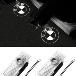 tilrena LED-dörrlampor från BMW med svart/vit logotyp – diskret elegans vid varje insteg.