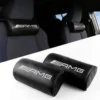 Mercedes AMG nackkudde i svart kolfiber med broderad logotyp – 2-pack bekväma bilkuddar.