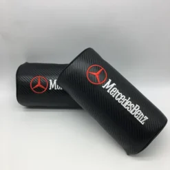 Mercedes-Benz nackkudde i svart kolfiberdesign med broderad logotyp – 2-pack bekväma bilkuddar.
