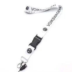 Volkswagen nyckelband i vit design med svart VW-logotyp – elegant och praktiskt nyckeltillbehör.