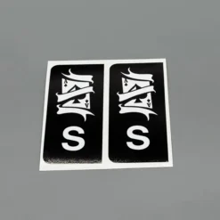 S-märken svart/vit med Joker-motiv – 2-pack stilrena bilmärken för personlig bilstil.