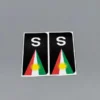 S-märken svart/vit med Kurdiska flaggan – 2-pack dekorativa bilmärken för stil och identitet.