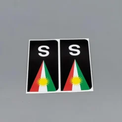 S-märken svart/vit med Kurdiska flaggan – 2-pack dekorativa bilmärken för stil och identitet.