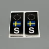 S-märken svart/vit med Sverige-flaggan – 2-pack stilrena bilmärken för personlig bilstil.