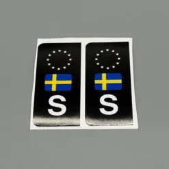 S-märken svart/vit med Sverige-flaggan – 2-pack stilrena bilmärken för personlig bilstil.