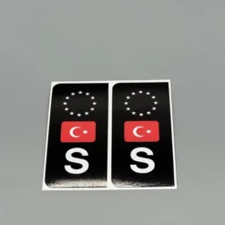 S-märken svart/vit med Turkiska flaggan – 2-pack stilrena bilmärken för personlig bilstil.