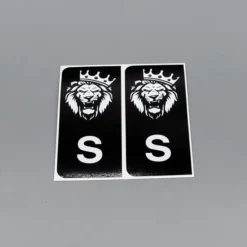S-märken svart/vit Variant V – 2-pack stilrena bilmärken för personlig bilstil och dekoration.