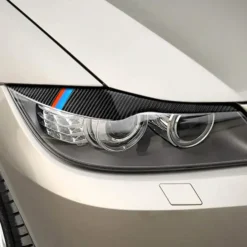 Stilrena ögonlock i äkta kolfiber för BMW E90/E91 – ger en aggressiv och sportig front.