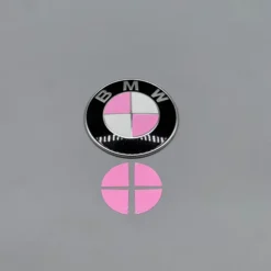 BMW-emblem med rosa stickers – ge din bil en personlig och trendig stil.