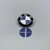 Blå carbon BMW-emblemstickers 82mm – sportig och modern stil för din bil.