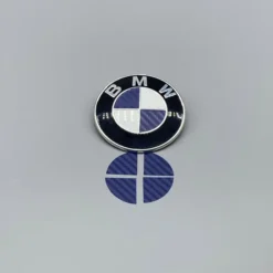 Blå carbon BMW-emblemstickers 82mm – sportig och modern stil för din bil.