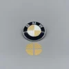 Gold carbon BMW-emblemstickers 82mm – lyxig och sportig design för din BMW.