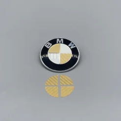 Gold carbon BMW-emblemstickers 82mm – lyxig och sportig design för din BMW.