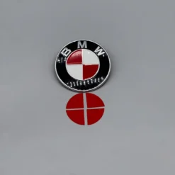 Röda BMW-emblemstickers 82mm – ge din bil ett sportigt och unikt utseende.