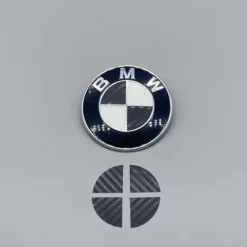 BMW emblem svart carbon 82mm med stickers – sportig kolfiberdesign