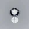 White carbon BMW-emblemstickers 82mm – elegant, modern look med sportig känsla.