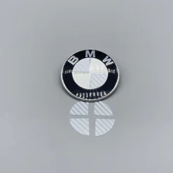 Silver carbon BMW-emblemstickers 82mm – exklusiv stil med sportig känsla.