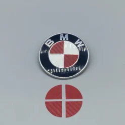 BMW emblem röd carbon 82mm med stickers – sportig kolfiberdesign