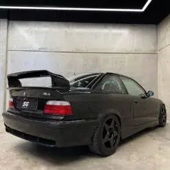 GT LTW Style bakvinge till BMW E36 som ger klassisk motorsport-look och aggressiv profil.