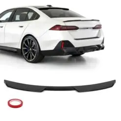 Blanksvart V-Style spoilervinge till BMW 5-serie G60 som ger bilen en aggressiv och M-inspirerad bakprofil.