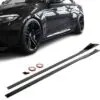Svarta M2 F87 sidosplitters och sidokjolar för BMW M2 F87 som ger bilen en aggressiv och aerodynamisk look.