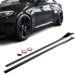 Svarta M2 F87 sidosplitters och sidokjolar för BMW M2 F87 som ger bilen en aggressiv och aerodynamisk look.