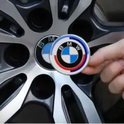 BMW 50-års jubileum centrumkåpa 68mm med ikonisk M-emblem i klassiska färger, perfekt passform för originalfälgar.