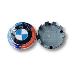 BMW 50-års jubileum centrumkåpa 68mm med ikonisk M-emblem i klassiska färger, perfekt passform för originalfälgar.