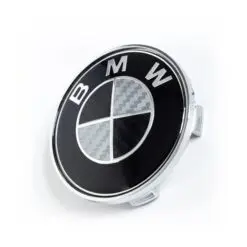 Svartvita 68mm centrumkåpor i kolfiberlook kompatibla med BMW – ger fälgarna ett sportigt och exklusivt utseende.