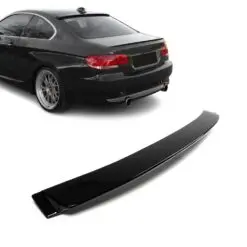 Blanksvart bakrutesspoiler till BMW E92 – sportig detalj som förstärker bilens bakprofil.