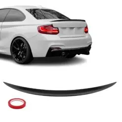 Blanksvart Performance-vinge monterad på BMW 2-serie och M2 som ger bilen en sportig och kraftfull bakprofil.
