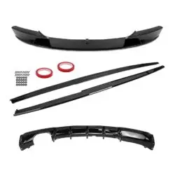Blanksvarta Performance Kit‑detaljer på BMW 3‑serie F30/F31 320–330 för en mer sportig och aggressiv helhetslook.
