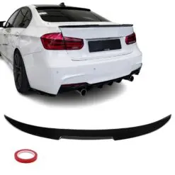 Blanksvart M4-Style vinge monterad på BMW 3-serie F30 och M3 F80 som ger bilen en mer aggressiv och sportig bakprofil.