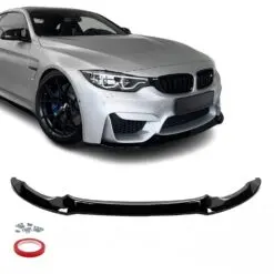 Blanksvart frontspoiler monterad på BMW M3 och M4 som ger bilen en lägre och mer aggressiv frontprofil.