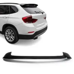 Blanksvart takvinge för BMW X1 E84 som ger bilen en sportig profil och förbättrad aerodynamik.