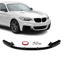 Blanksvart M Performance frontläpp monterad på BMW 2-serie F22/F23 som ger bilen en lägre och mer aggressiv front.