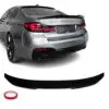 Blanksvart PSM vinge för BMW G30 som ger bilen en sportig och aggressiv look samt förbättrad aerodynamik och stabilitet.