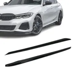 Blanksvarta Performance side skirts monterade på BMW G20/G21 som ger bilen en lägre och mer dynamisk profil.