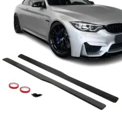 Blanksvarta side skirts monterade på BMW M3 och M4 för ett mer aggressivt och sportigt uttryck längs sidorna.