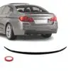 Blanksvart M5 Style spoilervinge monterad på BMW 5-serie – ger bakpartiet en sportigare och mer exklusiv look.