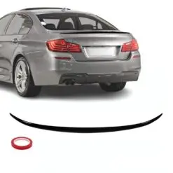 Blanksvart M5 Style spoilervinge monterad på BMW 5-serie – ger bakpartiet en sportigare och mer exklusiv look.