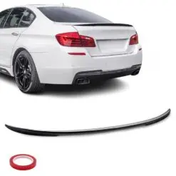 M Performance spoilervinge i blank finish monterad på BMW F10 – ger bakpartiet en aggressiv och fabriksinspirerad sportdesign.