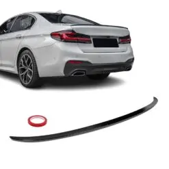 Blanksvart M5 Style spoilervinge för BMW G30 som ger bilen en aggressiv sportlook och förbättrad aerodynamik.