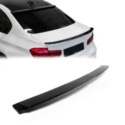 Blanksvart AC-Style takspoiler monterad på BMW 3-serie F30 och M3 F80 som ger bilen en mer sportig och aggressiv bakprofil.